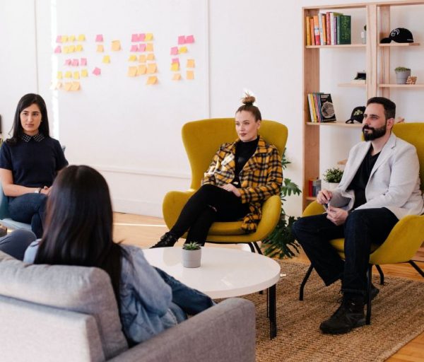 Equipo asesorando un proyecto de desarrollo de software